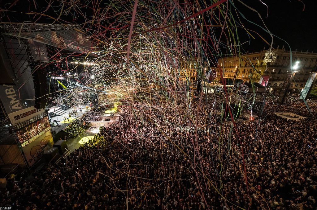 La Pegatina hizo historia anoche en la Plaza del Pilar de Zaragoza con un concierto que será difícil de olvidar. Fiestas del Pilar 2022. Fotos DelfinJSF