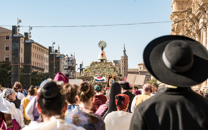 Ofrenda, conciertos y tradición: así se vive el 12 de octubre en Zaragoza - DelfinJSF - La Ofrenda de Flores marca el 12 de octubre, una jornada que terminará con Camela, Ana Mena, Marina Reche y Teenage Fanclub. 2 Ofrenda, conciertos y tradición: así se vive el 12 de octubre en Zaragoza, DelfinJSF